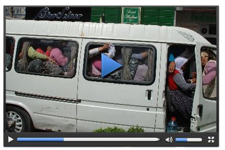 20 kişilik minibüsten 45 kadın çıktı - Video