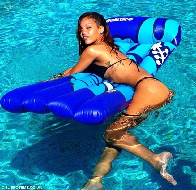 Rihanna bikini şov yaptı