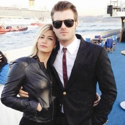 Kıvanç Tatlıtuğ'un kız kardeşiyle pozu