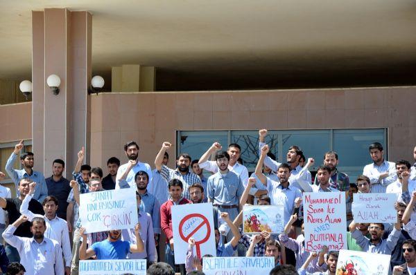 Diyarbakır'da Duman grubu protesto edildi