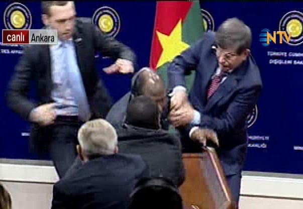 Burkina Faso bakanı Türkiye'de canlı yayında bayıldı