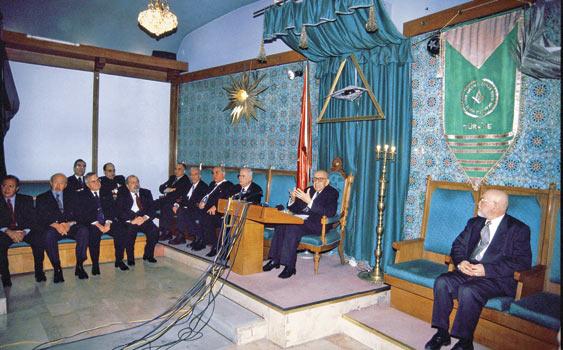 Bayılan Bakan Masonların onur konuğu