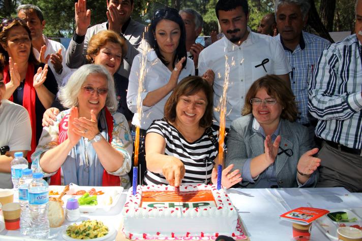 Selvi Kılıçdaroğlu'ndan Ata'nın annesine ziyaret