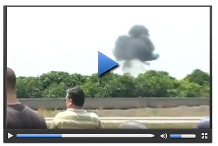 Adana'da gösteri uçağı düştü