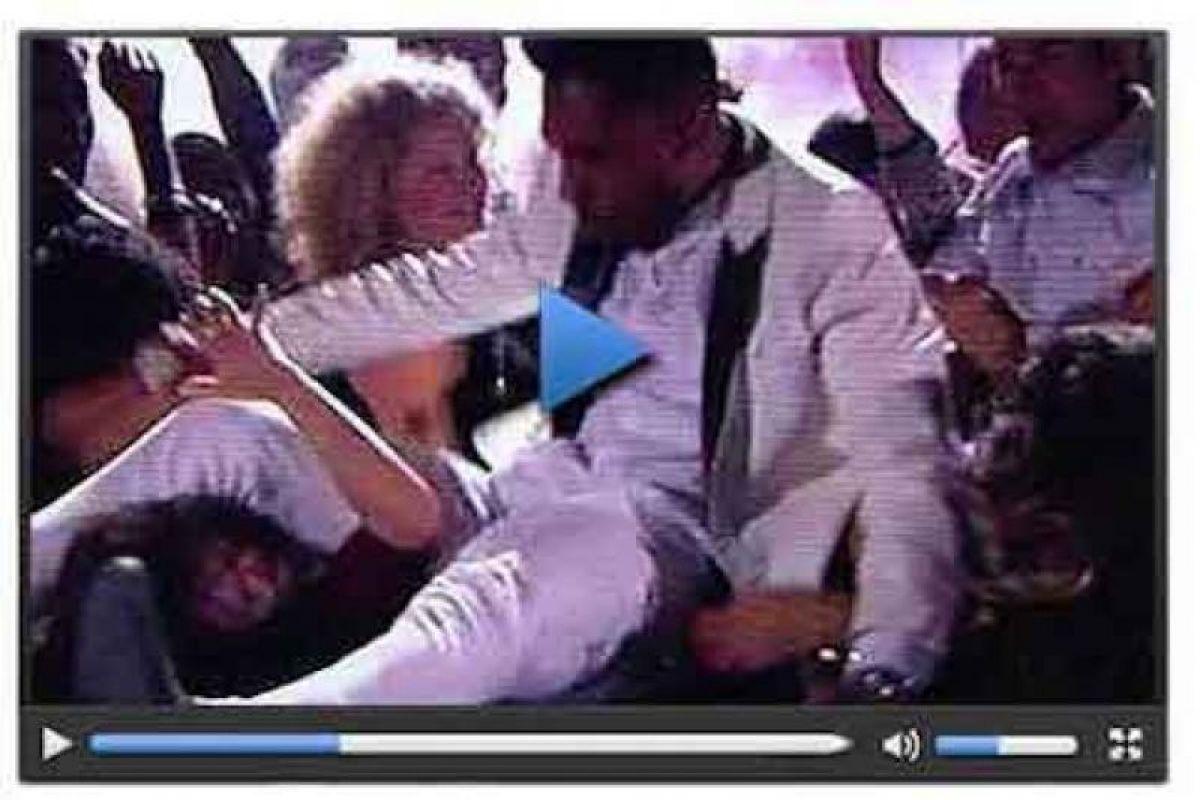 Miguel sahnede kadın hayranını ezdi - Tıkla İzle