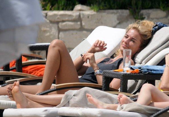 Burcu Esmersoy sevgilisi Sami Kiresepi ile el ele