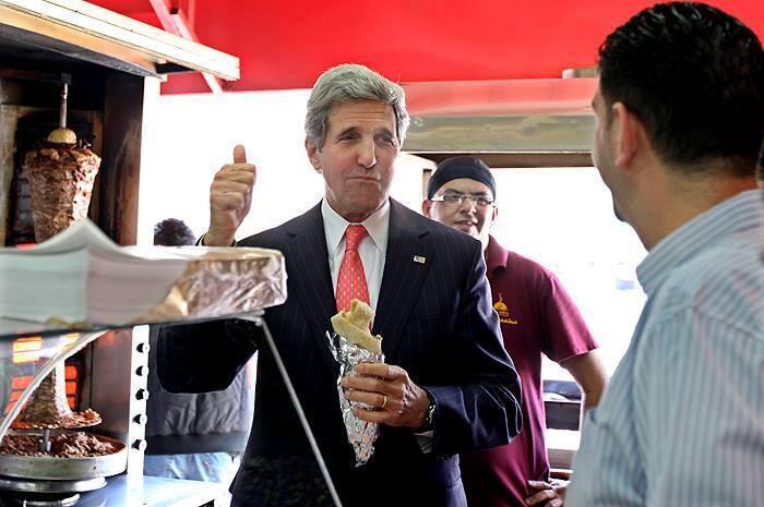 Kerry Ramallah'ta döner ve baklava yedi tartışması