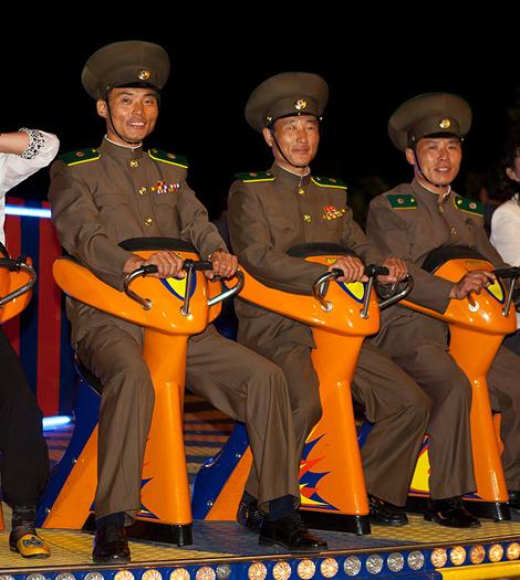 Kim'in askerleri lunaparkta eğlendi