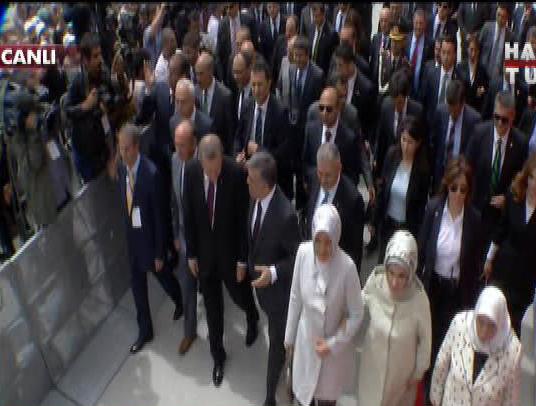Hayrünnisa Gül ile Emine Erdoğan kol kola