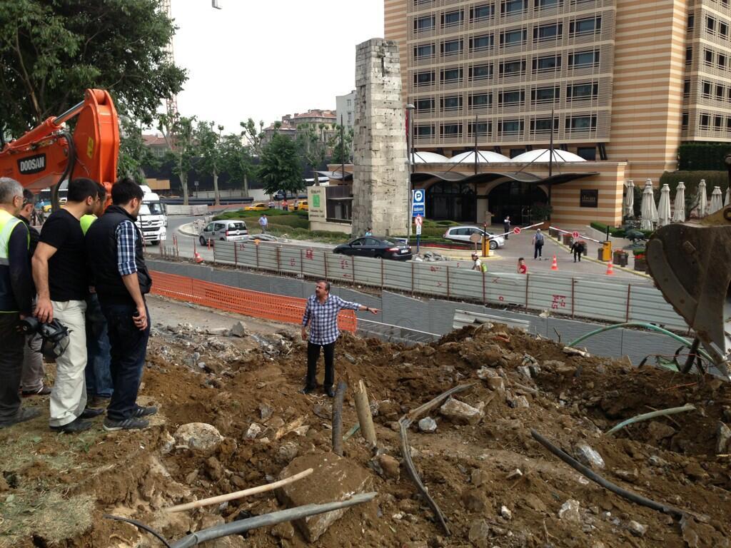 Sırrı Süreyya Önder Gezi Parkı'ndaki yıkımı yine durdurdu