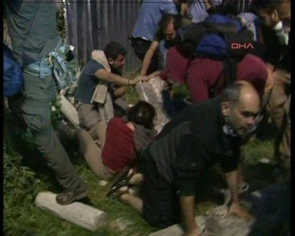 Gezi Parkı'nda beton korkulukların çökme anı - izle