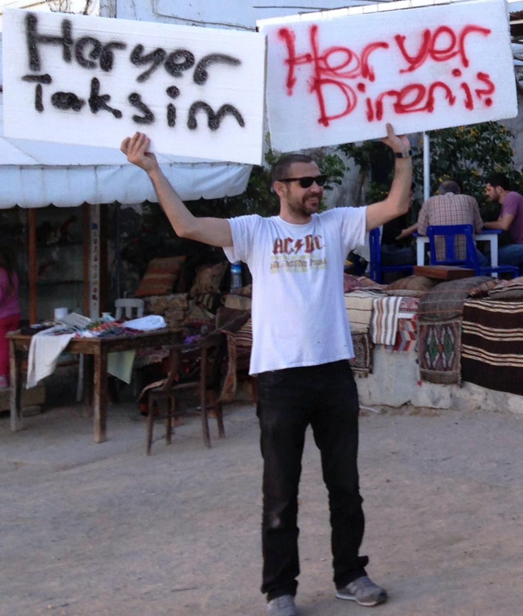 Nejat İşler Gezi Parkı için pankart açtı