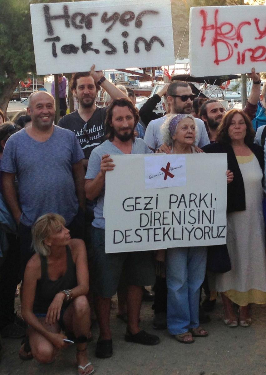 Nejat İşler Gezi Parkı için pankart açtı