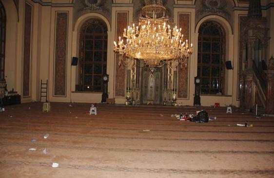 Taksim eylemcileri camiye ayakkabıyla girdiler