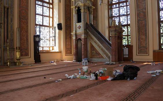 Taksim eylemcileri camiye ayakkabıyla girdiler