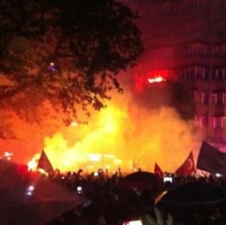 Taraftar grupları Taksim'e yürüdü