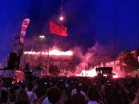 Taraftar grupları Taksim'e yürüdü