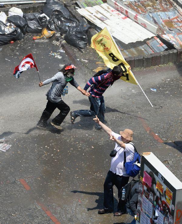 Taksim'de en çarpıcı eylem fotoğrafı