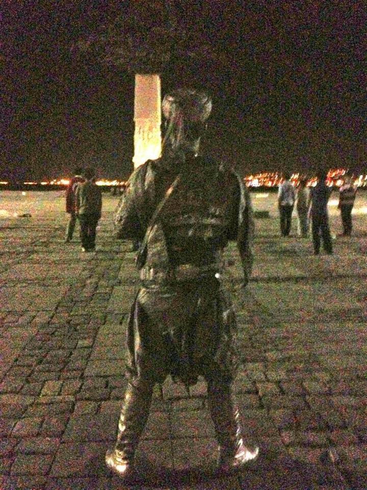 Taksim Meydanı'nda duran bir adam - izle