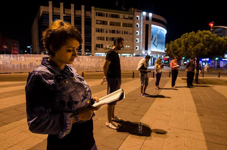 Taksim Meydanı'nda duran bir adam - izle