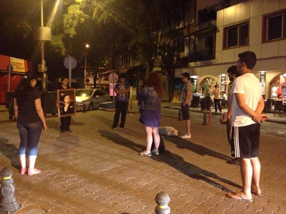 Taksim Meydanı'nda duran bir adam - izle