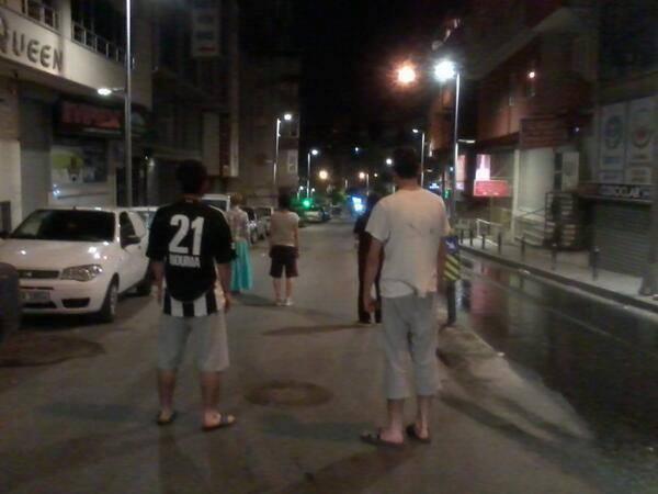 Taksim Meydanı'nda duran bir adam - izle