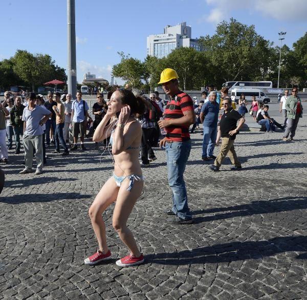 Taksim'de bikinili eylem