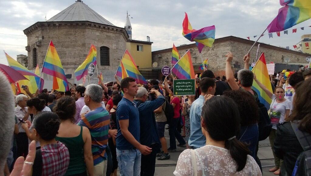 Taksim'de LGBT Onur Yürüyüşü
