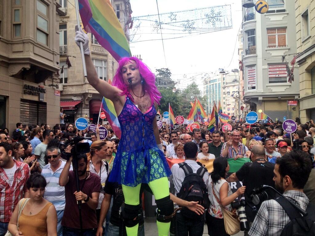 Taksim'de LGBT Onur Yürüyüşü