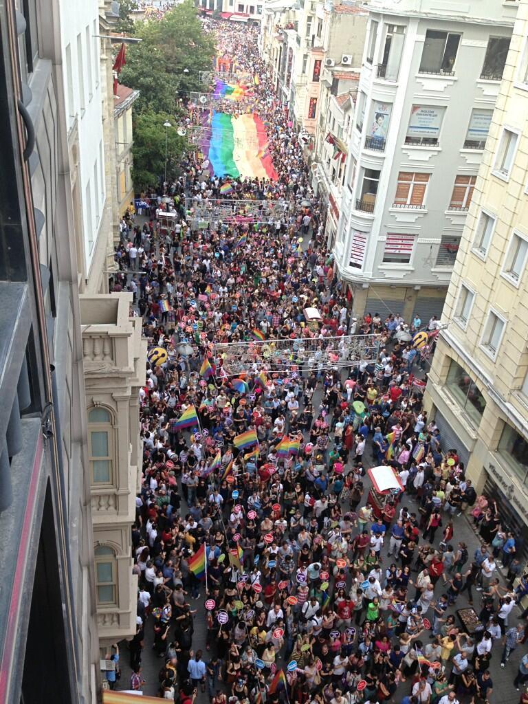Taksim'de LGBT Onur Yürüyüşü