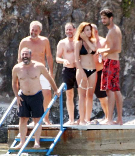 Cem Yılmaz'ın göbeği gittikçe büyüyor