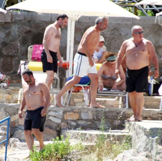 Cem Yılmaz'ın göbeği gittikçe büyüyor