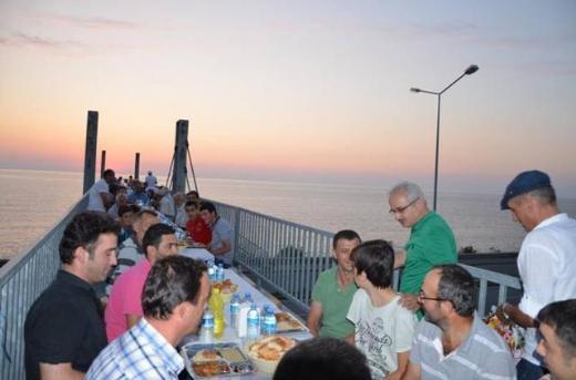 Rize'de üst geçitte iftar - izle