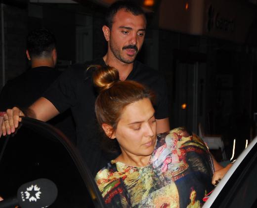 Demet Akalın makyajsız yakalanınca sinirlendi