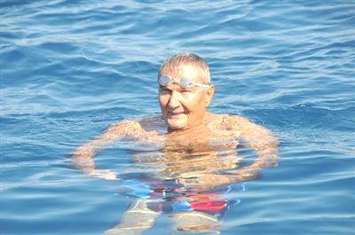 75 yaşındaki Deniz Baykal gençlere taş çıkarttı