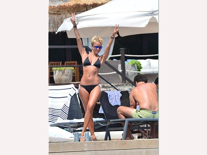 Bade İşçil eşini öpmeye doyamadı