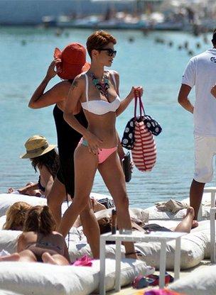 Kenan İmirzalıoğlu İspanya'da Kübra Çeşme'de