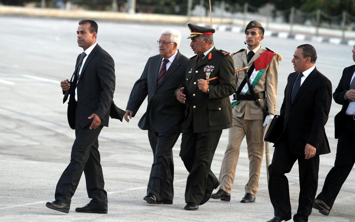 Filistin'deki harp okulu öğrencilerine tahtadan silah