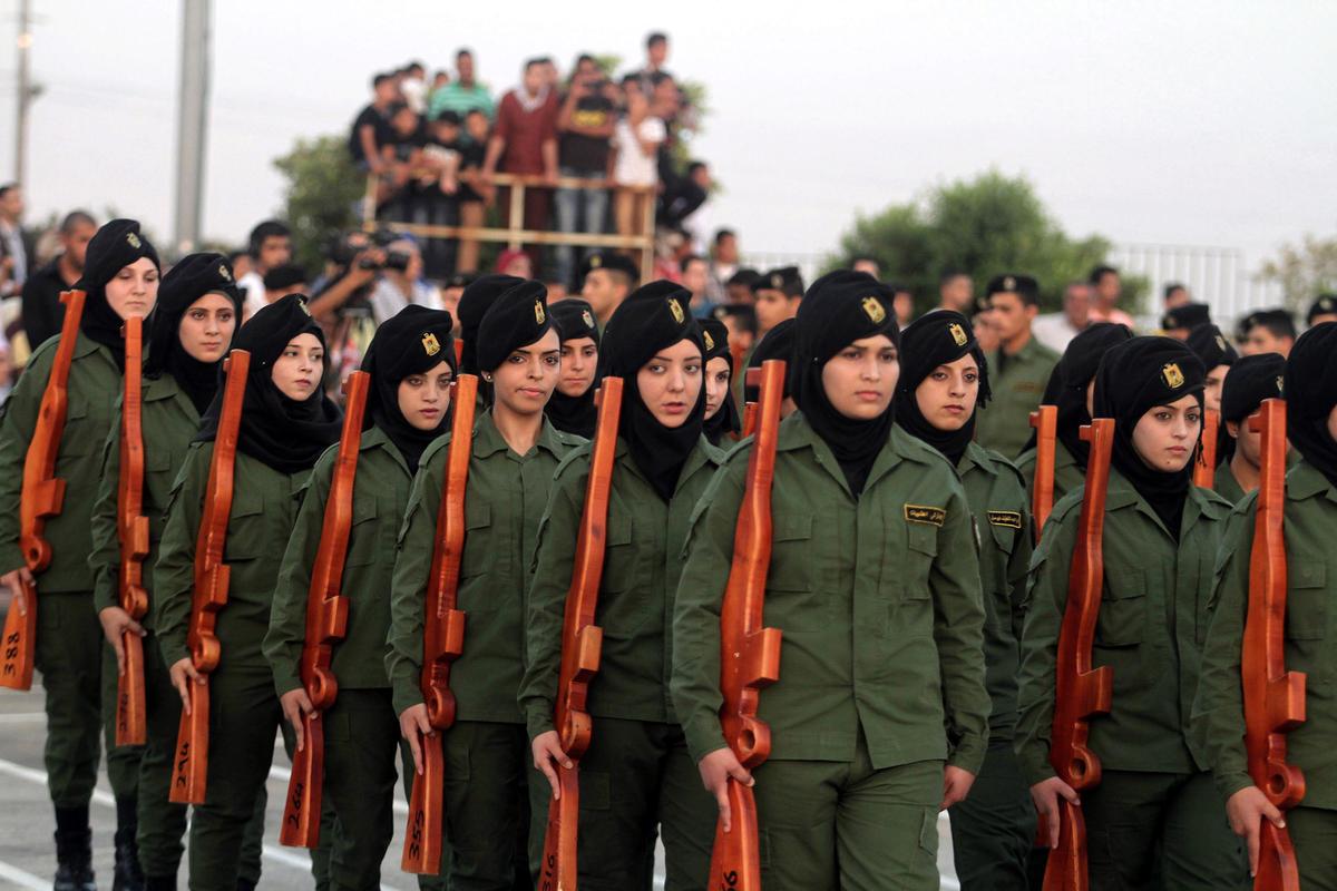 Filistin'deki harp okulu öğrencilerine tahtadan silah