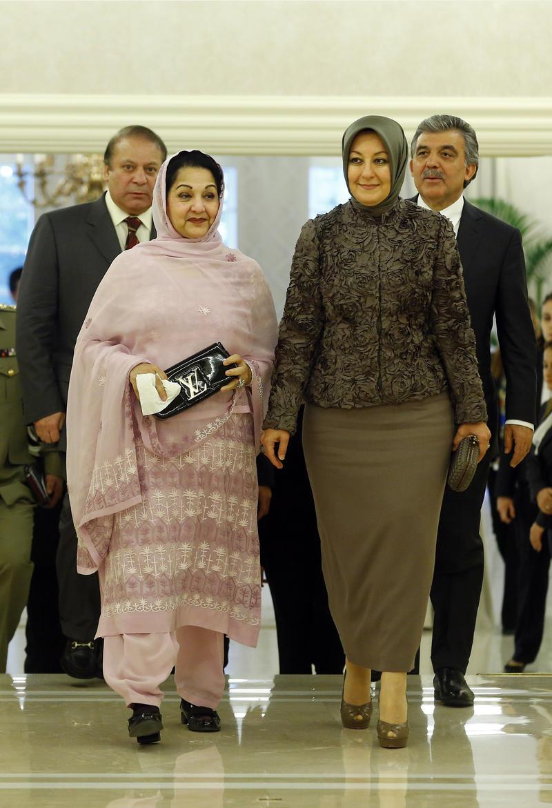 Pakistan Başbakanı'nın eşinin çanta gösterişi