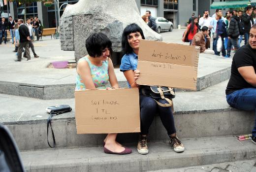 Kızların sarılmak 1 TL afişi izdiham yarattı