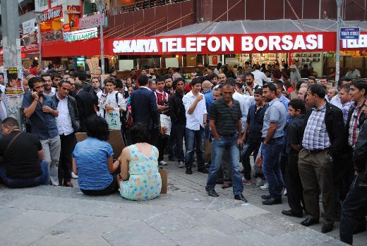 Kızların sarılmak 1 TL afişi izdiham yarattı