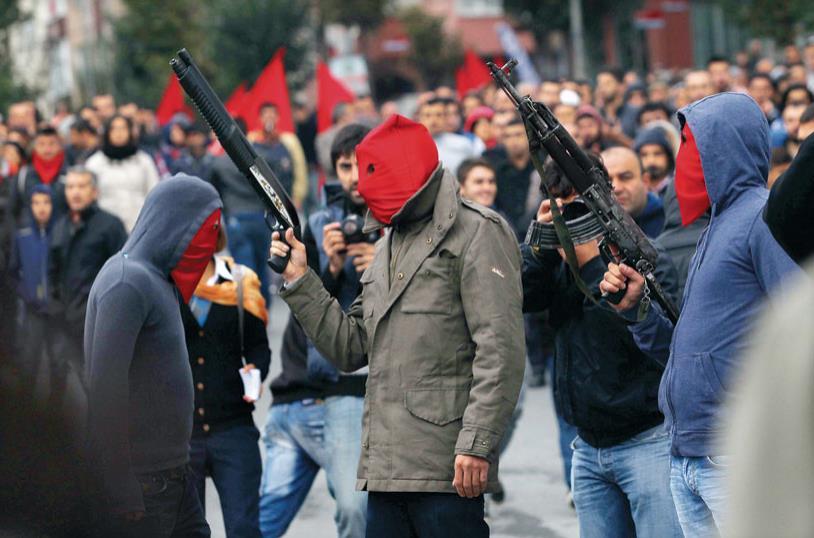 Kalaşnikoflu cenazeye Aslı Aydıntaşbaş yorumu