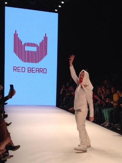 Tanju Babacan podyuma türbanla çıktı