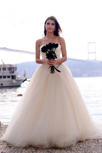 Beren Saat gelinlik giydi