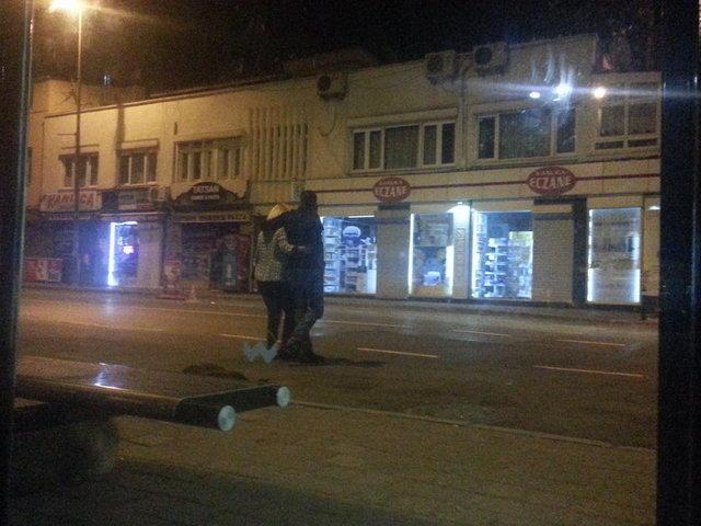 Okan Çabalar ve Sumru Yavrucuk sarmaş dolaş