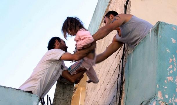Anneleri eve hapsedip üzerlerinde sigara söndürdü