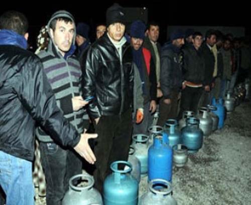 Egemen Bağış CHP'nin tüp geçiti fotoğrafıyla olay oldu