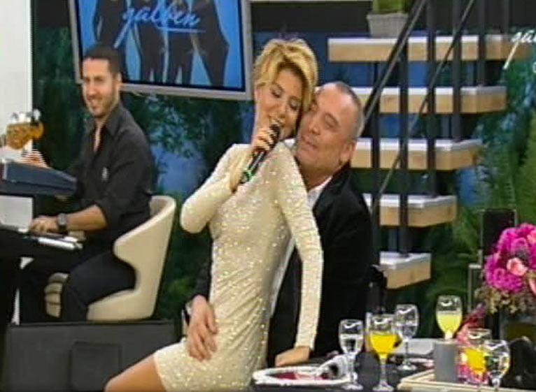 Gülben Ergen Cenk Eren'in kucağına oturdu - izle