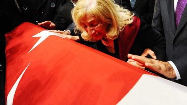 Nejat Uygur son yolculuğuna uğurlanıyor - izle